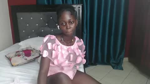 Snapshot of hornybella4 chatting on December 2024 08:32:02 PM Bella online show from December 2024 08:32:02 PM