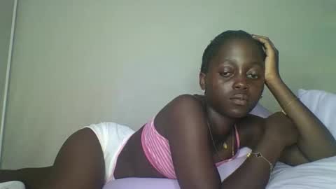 Snapshot of hornybella4 chatting on October 2025 06:04:01 AM Bella online show from October 2025 06:04:01 AM