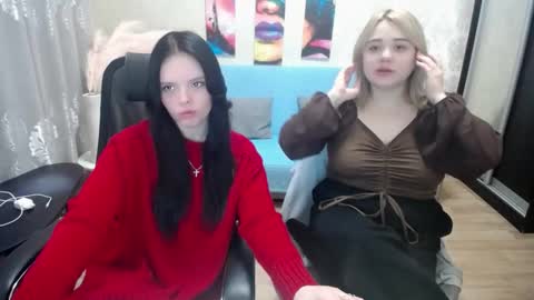 Lola and Lana online show from December 2025 06:48:02 PM