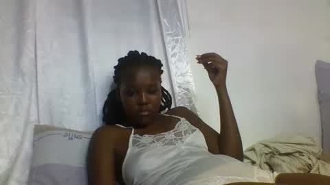 Snapshot of hornyy_cutie chatting on October 2025 04:18:01 PM Its Cora online show from October 2025 04:18:01 PM