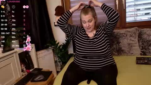 Snapshot of hot_beautiful_milf chatting on November 2025 12:44:02 PM Joy online show from November 2025 12:44:02 PM