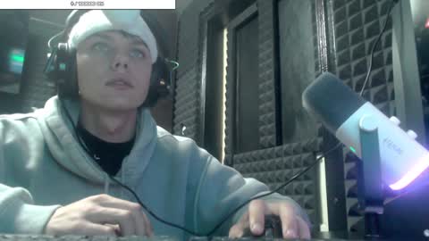 Snapshot of hot_boy_2002_ chatting on December 2024 10:02:02 PM Hot boy 2002 online show from December 2024 10:02:02 PM