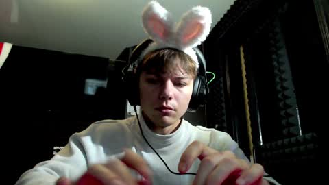 Snapshot of hot_boy_2002_ chatting on December 2024 12:42:01 PM Hot boy 2002 online show from December 2024 12:42:01 PM