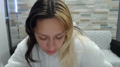 Mia online show from October 2025 02:52:01 AM
