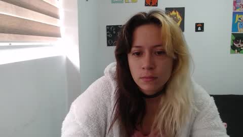 Mia online show from October 2025 01:12:01 PM