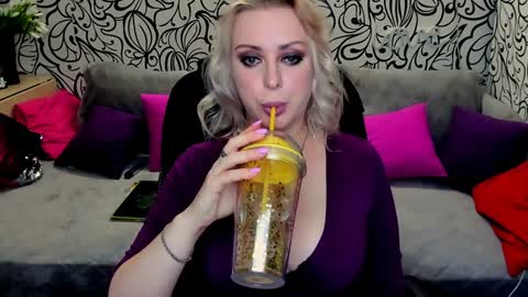 Snapshot of hotdreamhere chatting on January 2025 02:42:02 PM Alice online show from January 2025 02:42:02 PM