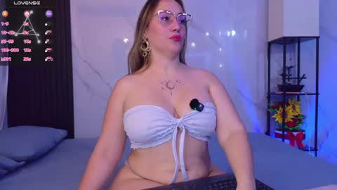 Snapshot of hotpawgmilf chatting on May 2026 02:40:01 AM Sussy Bloom online show from May 2026 02:40:01 AM