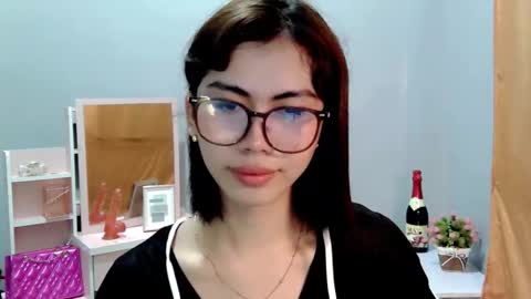 hottestdella69 online show from December 2025 05:53:02 PM