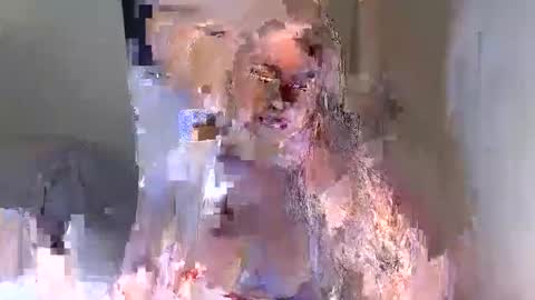 Snapshot of hottie_xoxo chatting on November 2025 10:15:02 PM Meryl online show from November 2025 10:15:02 PM