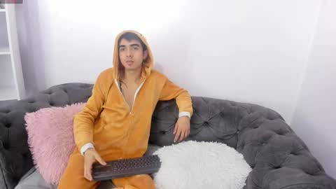 hottiie_guy online show from October 2025 06:20:02 PM
