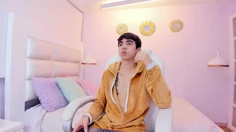 hottiie_guy online show from December 2025 12:09:01 PM