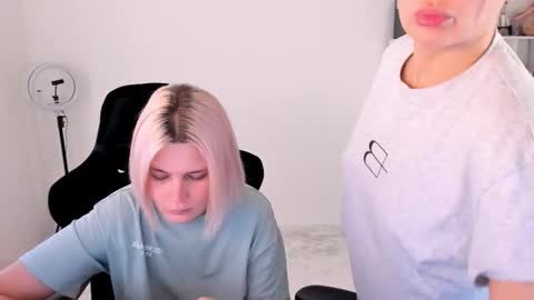 Snapshot of hottyblonds chatting on November 2025 10:59:02 AM Nessie and Jessie online show from November 2025 10:59:02 AM