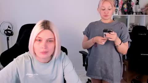 Snapshot of hottyblonds chatting on November 2025 10:10:02 AM Nessie and Jessie online show from November 2025 10:10:02 AM