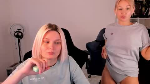 Snapshot of hottyblonds chatting on November 2025 10:51:02 AM Nessie and Jessie online show from November 2025 10:51:02 AM