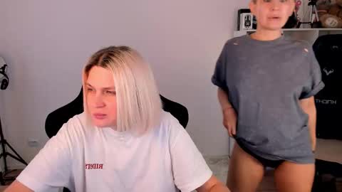 Snapshot of hottyblonds chatting on December 2025 11:06:02 AM Nessie and Jessie online show from December 2025 11:06:02 AM