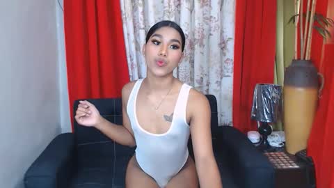 Snapshot of hotwildladyboy_maxine4uxxx chatting on September 2025 04:42:01 PM Pretty Maxine online show from September 2025 04:42:01 PM