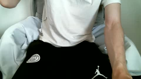 Snapshot of hug_me chatting on October 2025 12:58:01 PM Keanu online show from October 2025 12:58:01 PM