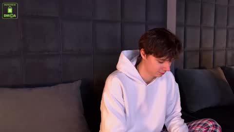 Snapshot of hugebangins_ chatting on November 2025 04:22:01 AM ANTHONY online show from November 2025 04:22:01 AM