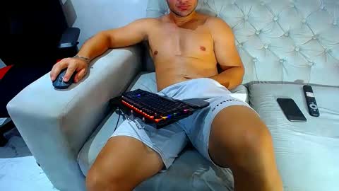 Snapshot of hugo_19cm chatting on April 2026 05:37:01 PM hugo19cm online show from April 2026 05:37:01 PM