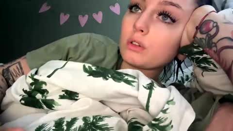 Snapshot of hungry_bunnyyyy chatting on December 2024 10:58:02 PM Evelyn online show from December 2024 10:58:02 PM