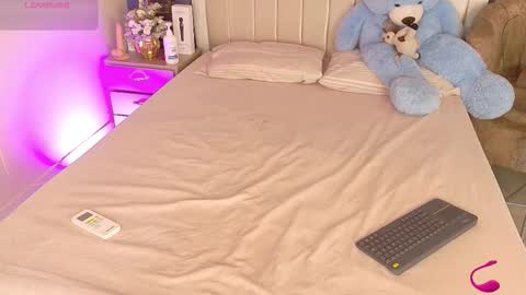 Snapshot of iam_nicolle chatting on November 2025 12:49:01 PM iam_nicolle online show from November 2025 12:49:01 PM