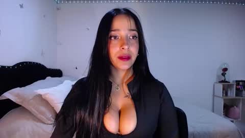 Snapshot of iamroxanne chatting on October 2025 03:06:02 AM Camila online show from October 2025 03:06:02 AM