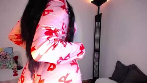 Snapshot of iamroxanne chatting on November 2025 02:43:01 AM Camila online show from November 2025 02:43:01 AM