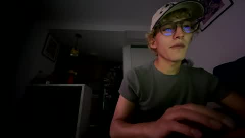 Snapshot of iangel_ chatting on July 2026 05:05:01 AM ian online show from July 2026 05:05:01 AM