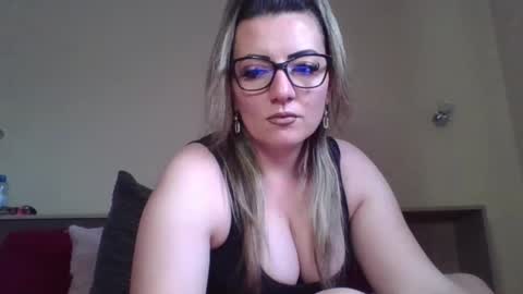 Snapshot of iasmina432144 chatting on February 2026 01:42:02 PM Yasmine online show from February 2026 01:42:02 PM