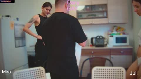 Snapshot of ihavepaws33 chatting on December 2024 09:40:02 AM Julia and Mira online show from December 2024 09:40:02 AM