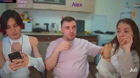 Snapshot of ihavepaws33 chatting on December 2024 11:27:01 AM Julia and Mira online show from December 2024 11:27:01 AM