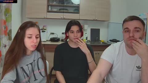 Snapshot of ihavepaws33 chatting on December 2024 03:43:02 PM Julia and Mira online show from December 2024 03:43:02 PM