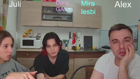 Snapshot of ihavepaws33 chatting on December 2024 06:49:01 PM Julia and Mira online show from December 2024 06:49:01 PM