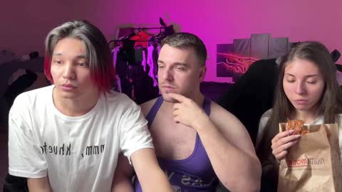 Snapshot of ihavepaws33 chatting on December 2024 08:44:02 PM Julia and Mira online show from December 2024 08:44:02 PM