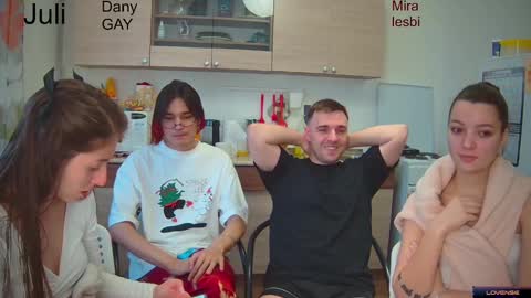 Snapshot of ihavepaws33 chatting on January 2025 10:31:01 AM Julia and Mira online show from January 2025 10:31:01 AM