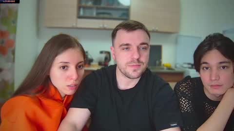 Snapshot of ihavepaws33 chatting on January 2025 02:35:01 PM Julia and Mira online show from January 2025 02:35:01 PM