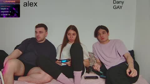 Snapshot of ihavepaws33 chatting on January 2025 04:23:02 PM Julia and Mira online show from January 2025 04:23:02 PM