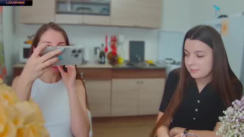 Snapshot of ihavepaws33 chatting on January 2025 04:44:01 PM Julia and Mira online show from January 2025 04:44:01 PM