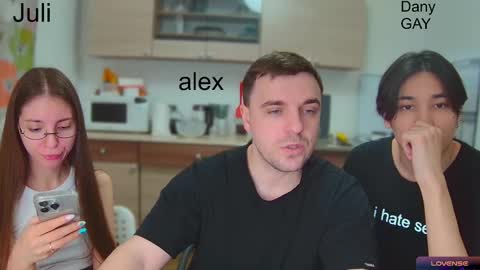 Snapshot of ihavepaws33 chatting on January 2025 03:28:02 PM Julia and Mira online show from January 2025 03:28:02 PM