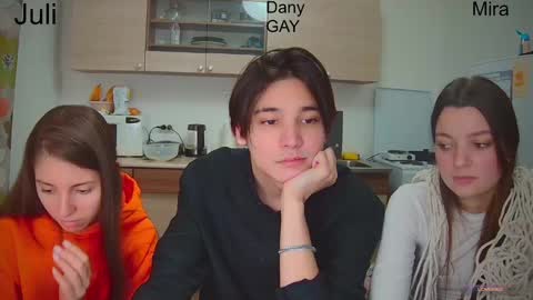 Snapshot of ihavepaws33 chatting on January 2025 03:04:01 PM Julia and Mira online show from January 2025 03:04:01 PM