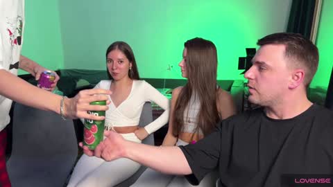 Snapshot of ihavepaws33 chatting on January 2025 05:02:02 PM Julia and Mira online show from January 2025 05:02:02 PM