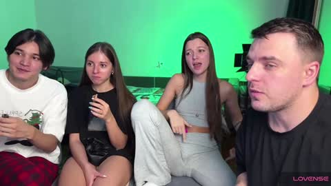 Snapshot of ihavepaws33 chatting on January 2025 08:04:01 PM Julia and Mira online show from January 2025 08:04:01 PM