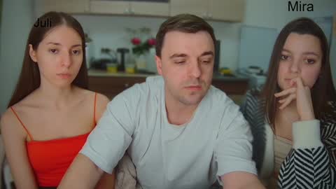 Snapshot of ihavepaws33 chatting on February 2025 07:27:01 PM Julia and Mira online show from February 2025 07:27:01 PM