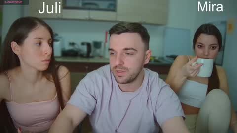 Snapshot of ihavepaws33 chatting on February 2025 04:44:01 PM Julia and Mira online show from February 2025 04:44:01 PM