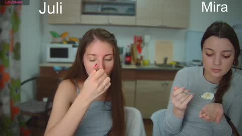 Snapshot of ihavepaws33 chatting on February 2025 06:52:01 PM Julia and Mira online show from February 2025 06:52:01 PM