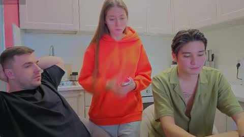 Snapshot of ihavepaws33 chatting on October 2025 06:42:02 AM Julia and Mira online show from October 2025 06:42:02 AM