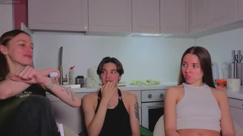 Snapshot of ihavepaws33 chatting on November 2025 10:17:02 AM Julia and Mira online show from November 2025 10:17:02 AM