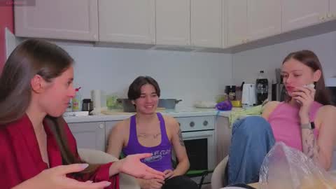 Snapshot of ihavepaws33 chatting on November 2025 08:50:01 AM Julia and Mira online show from November 2025 08:50:01 AM