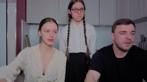 Snapshot of ihavepaws33 chatting on December 2025 10:24:02 AM Julia and Mira online show from December 2025 10:24:02 AM