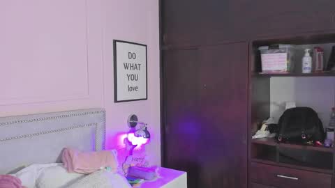 Snapshot of iliy_ chatting on February 2025 11:53:01 AM ILY online show from February 2025 11:53:01 AM